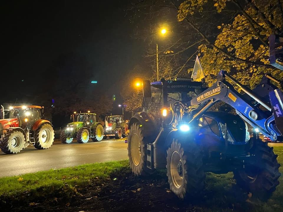 LMartel59300's tweet image. Total soutien à nos #agriculteurs du #valenciennois réunis sur le rond point du Canada . Ils sont le #poumon de notre #pays ! Plus d’agriculteurs plus de #nourriture dans nos assiettes 
#SoutienAuxAgriculteurs #agriculture #Mercosur