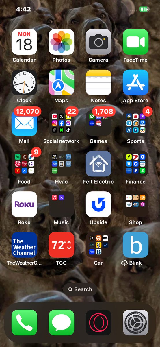 Joe_Vleck's tweet photo. @Apple there is no reason a 8 year old Samsung should get better service then my newer iPhone. Both Verizon phones next to eachother smh. #iphone https://t.co/gi29NayO5q