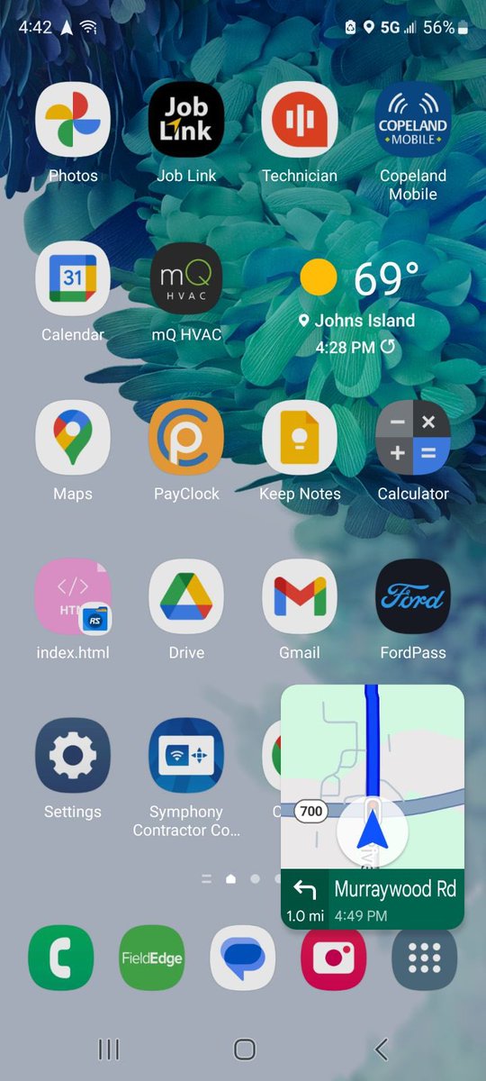 Joe_Vleck's tweet photo. @Apple there is no reason a 8 year old Samsung should get better service then my newer iPhone. Both Verizon phones next to eachother smh. #iphone https://t.co/gi29NayO5q