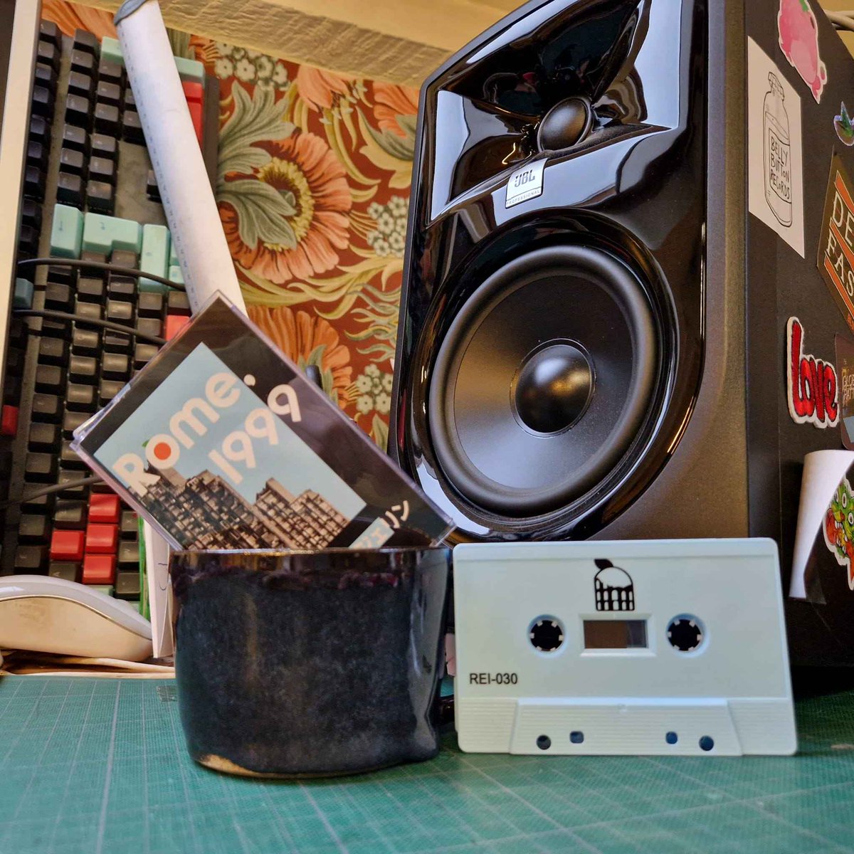 🏢 ⦓🍊⦔ タンジェリ - Rome, 1999

1st album in Tangerine's "Places" cycle of releases brings us to Rome, but not the Rome you think of. Treading the line between dark drone ambient, Caretaker-esque orchestral edits and straight up field recording, there's a lot to chew on here.