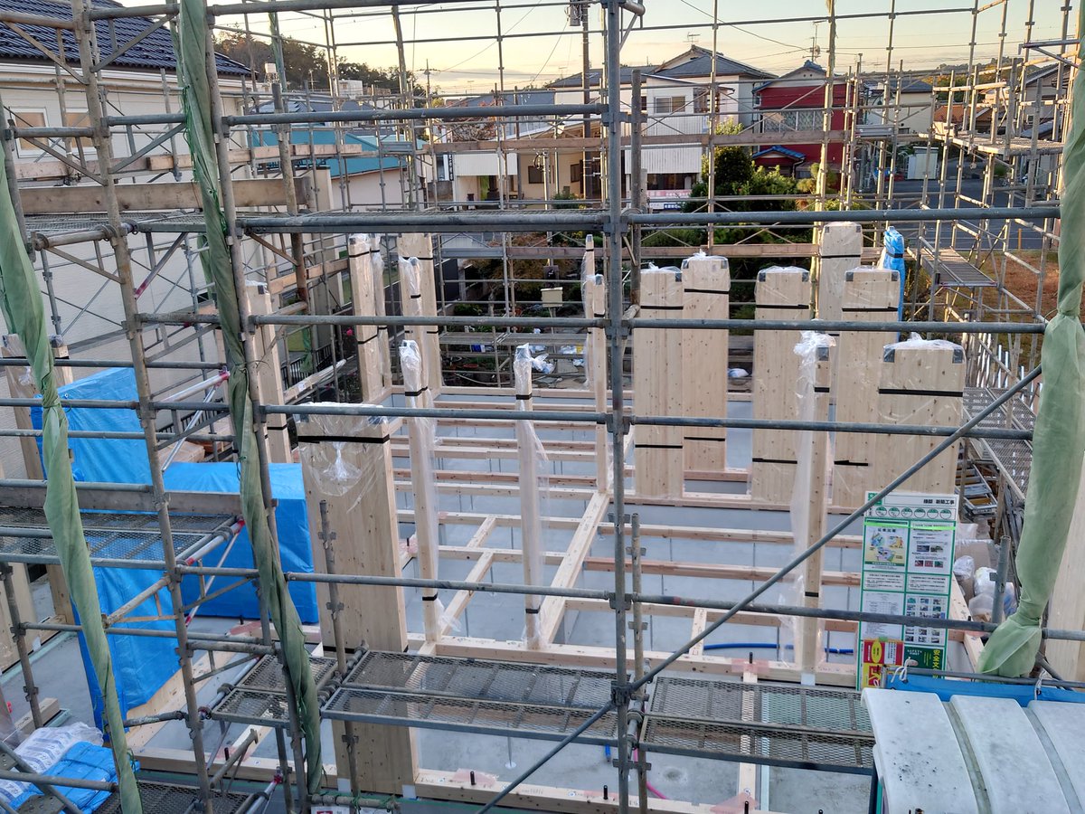 昨日から柱が立て始めました😊
雨対策の養生も大変ですね💦

#住友林業の家
#BF工法
#住友林業木更津営業所
#新築木造住宅