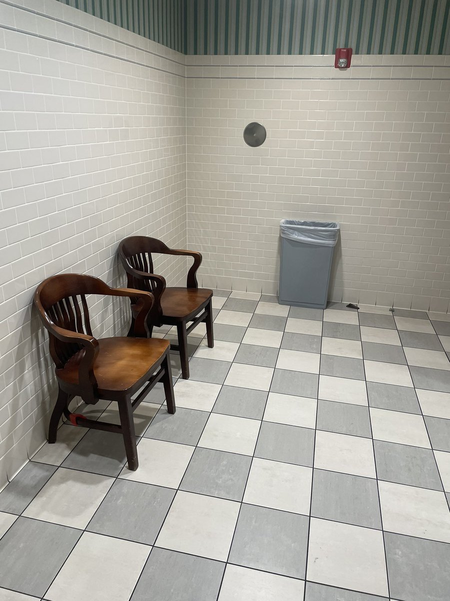 SleazyJakeOven's tweet photo. Why the Barnes and noble bathroom got cuck chairs https://t.co/qN7GxrWRYE
