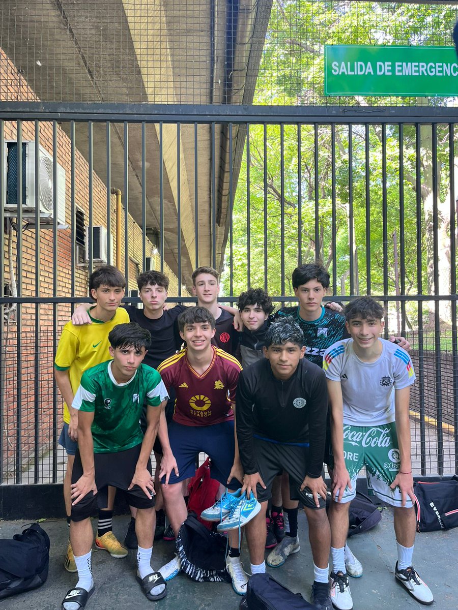 RejunteBatata's tweet photo. ¡¡POR 2 DÍAS SEGUIDOS EL REJUNTE CHANGUEÓ!! El domingo fue contra el Sagrado Corazón VI, por 11-0, con un marcador total de 24-0🤣. Y hoy fue contra el Pellegrini III,  por 5-1. La semana que viene se define el partido de vuelta!💙🖤 https://t.co/63PsIxBML5