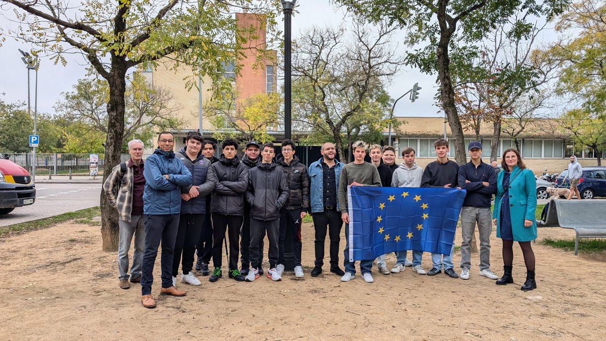 cap_elec's tweet photo. 🇪🇺 En direct de Gérone ! Les élèves électriciens du projet #PS2ET (#ErasmusPlus #eTwinning) 🇫🇷🇧🇪🇪🇸 allient formation technique et solidarité en collectant des provisions pour les sinistrés de #Valencia. La citoyenneté européenne en action ! #Girona #KA210VET #Kortrijk #Grenoble https://t.co/kJEAnn4iOe