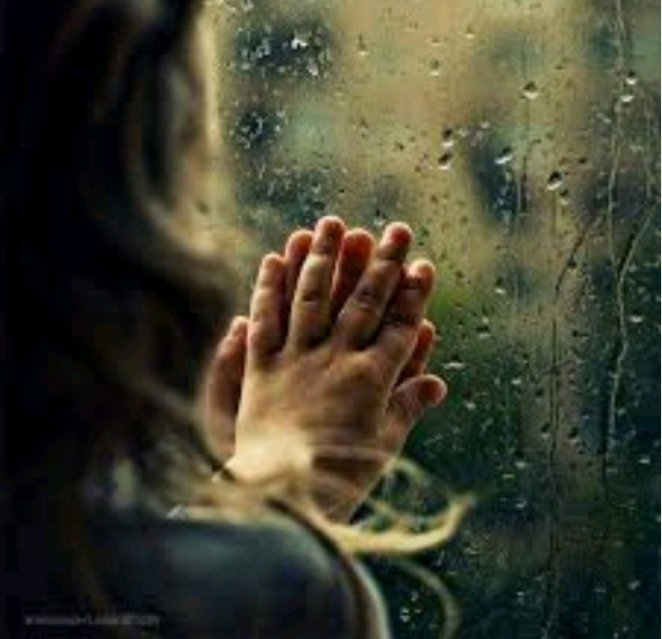 كيف رحلت وتركت لي كل هذا البرد ...
وكل هذا الليل وكل هذا الألم ....
لم تمت وحدك لقد مت انا 
وانطفأت روحي منذ زمن بعيد 
ولم يبق سوى ظل امرأة
 اعتادت أن ترى العالم بعينيك انت