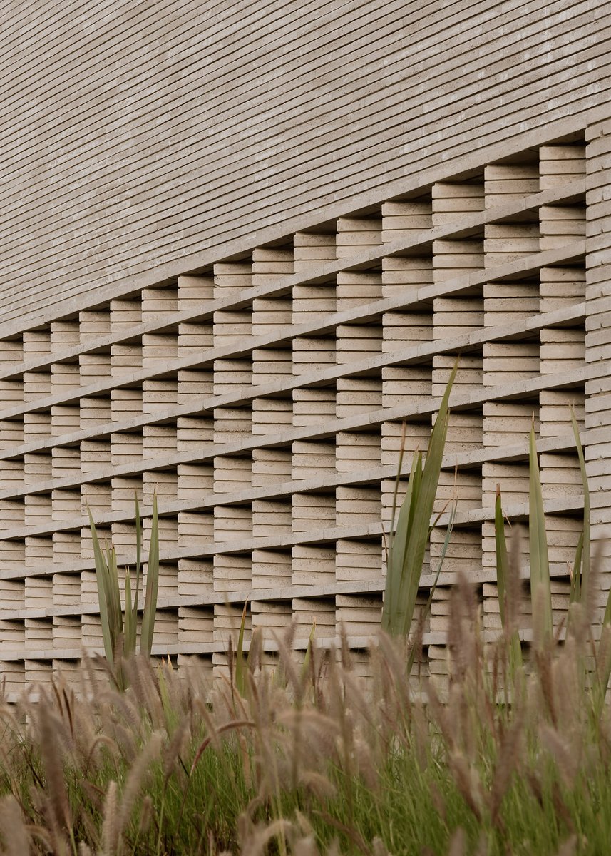 NUEVO en Arquine | Casa Catedral es un proyecto centrado en la honestidad de sus materiales, utilizando bloques especialmente diseñados y concreto sin revestimientos. Un proyecto diseñado por Laboratorio de Arquitectura en Santiago de Querétaro, México. | ow.ly/U8Gs50U9s8F