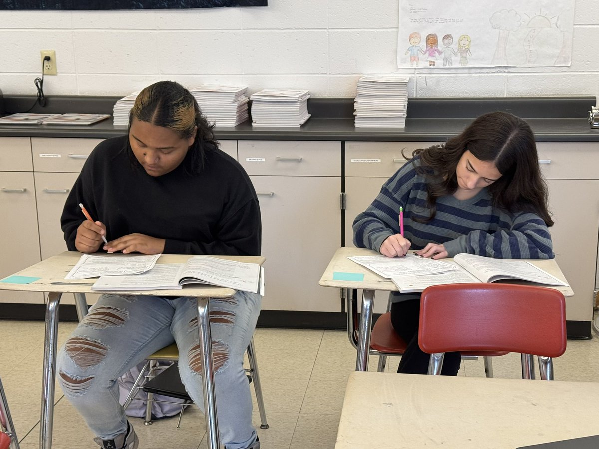 OakerELA's tweet photo. Students in Mr. Bishop’s grade 9 ELA class are hard at work analyzing informational text &amp; citing evidence. The focus is Sullenberger’s account on why he became a pilot &amp; how he gained the experience needed to land a plane in the Hudson River! @CoventryOakers @studysync @RIDeptEd https://t.co/kjvEnCC0CE