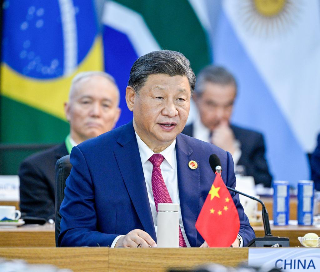 EmbaixadaChina's tweet photo. O Presidente Xi Jinping participou da II Sessão da 19ª Cúpula do G20, durante seu discurso sobre a Reforma das Instituições da Governança Global, destacou:

Neste novo ponto de partida, o G20 deve dar continuidade às suas realizações no passado e segue atuando como uma força para melhorar a governança global e levar a história adiante.

• Precisamos melhorar a governança econômica global e formar uma economia mundial caraterizada pela cooperação.
• Precisamos melhorar a governança financeira global e formar uma economia mundial caraterizada pela estabilidade.
• Precisamos melhorar a governança comercial global e formar uma economia mundial caraterizada pela abertura.
• Devemos melhorar a governança digital global e formar uma economia mundial caraterizada pela inovação.
• Devemos melhorar a governança ecológica global e formar uma economia mundial caraterizada pela eco-amigabilidade.

O G20 deve apoiar as Nações Unidas e o seu Conselho de Segurança a desempenhar um papel maior, e apoiar todos os esforços conducentes à solução pacífica de crises.