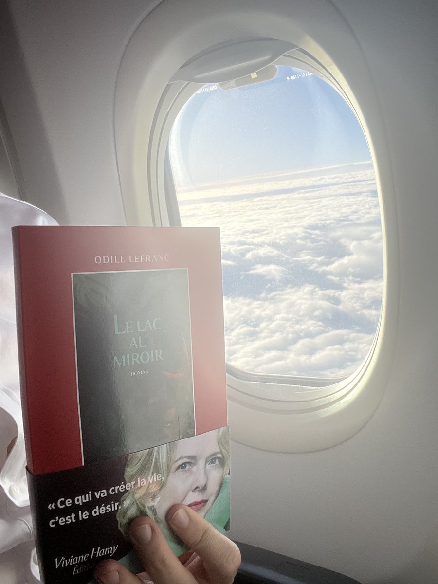 ** EN PLEIN CIEL AVEC Odile Lefranc ** 
J’ai lu Le lac au miroir littéralement au milieu des nuages, entre deux continents, là où l’intime et l’universel semblent se rejoindre. Refermer ce livre, c’était comme atterrir après un trop court vol, à regret.

oliviervojetta.com/single-post/en…