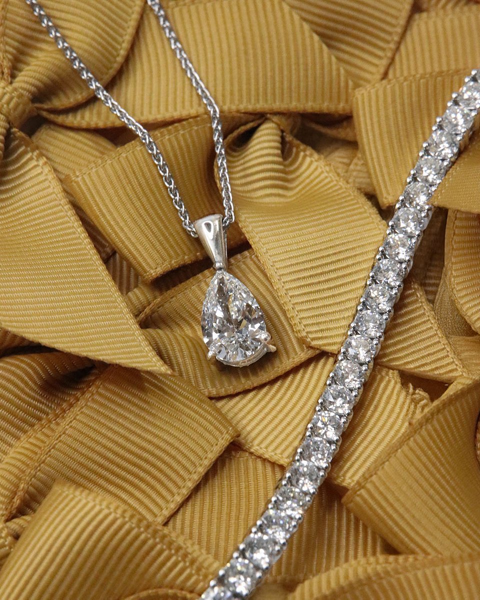 NicholasWylde's tweet image. Nothing says Luxury Christmas like diamonds ...and with lab-grown diamonds like this they can be even bigger! 🤩 

🎁 Shop all diamond types here: nicholaswylde.com/shop/?filters=… #LabGrownLuxury
