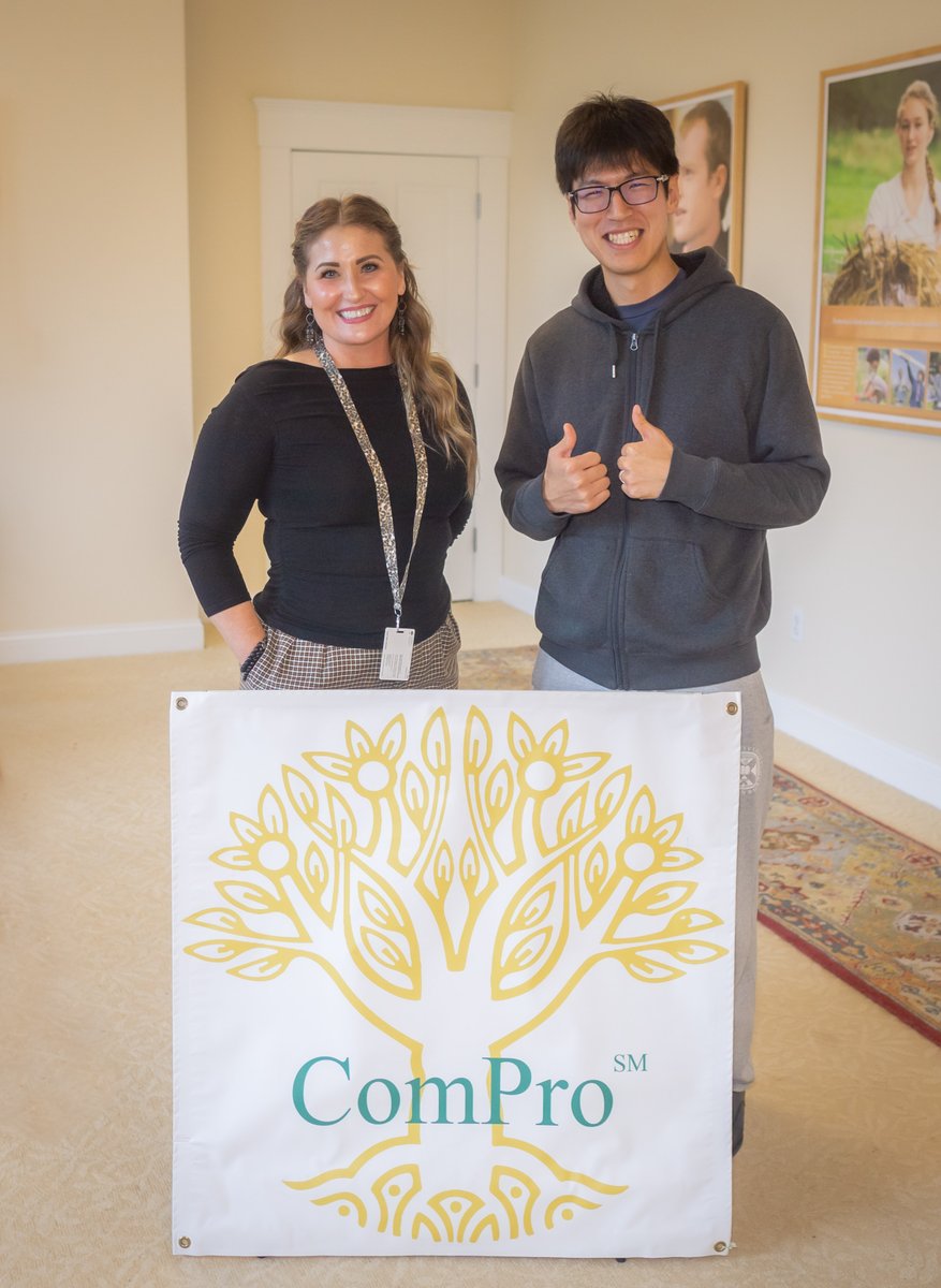 miu_mscs's tweet image. Daisuke (on the right) joined our #ComPro program in our latest entry. Since 1996, our program has had graduates from 114 nations, and he is the first Japanese citizen to join us!
In the photo, Daisuke is pictured with his admissions representative, Erica Lehman.
#MIU #Japan