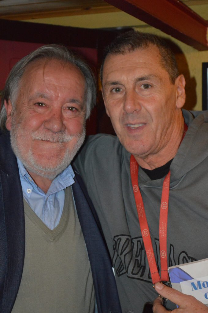 MoitoQueContar's tweet image. Levamos Moito que Contar ao Chaflán e encontrámonos de novo cunha excelente acollida e coa presenza de dúas persoas que aparecen no libro: Mauri, ex-xogador do Deportivo e do Racing de Santander, e Juan Ángel Barros Botana, mítico delegado deportivista. Grazas a Anuska e a Rafa!