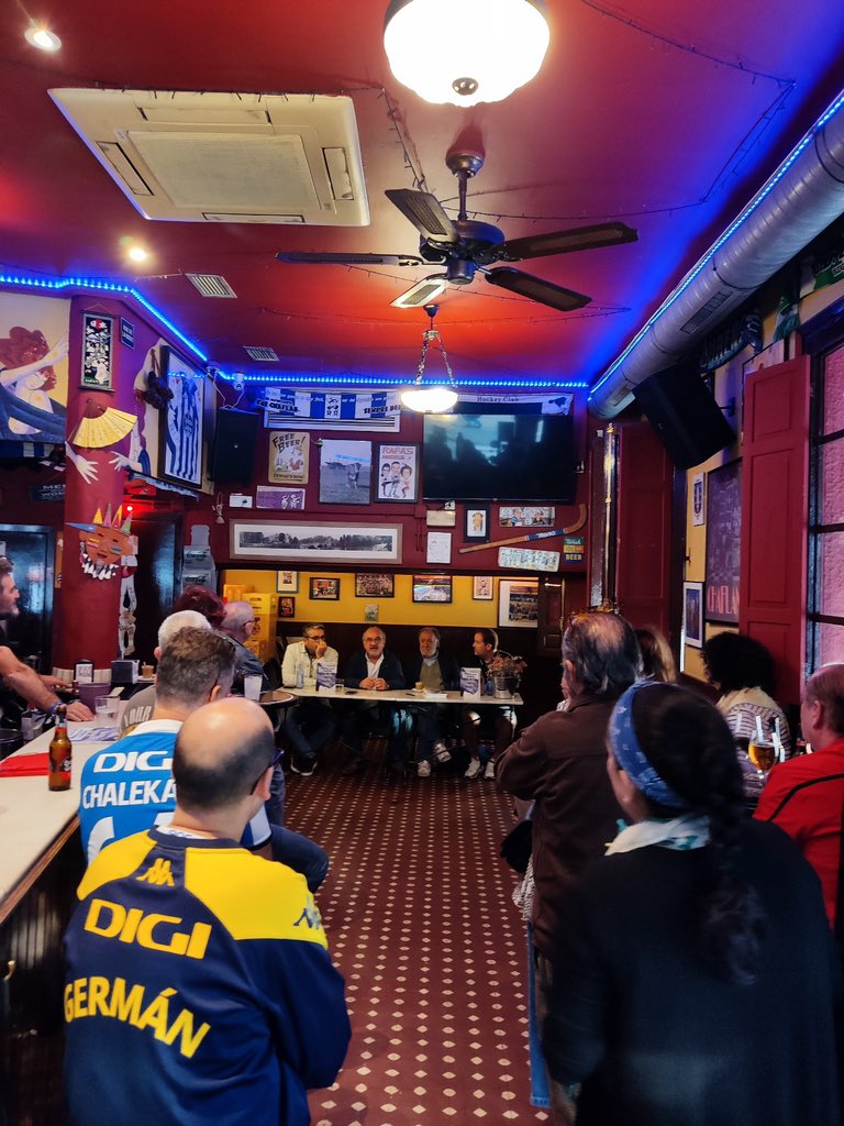 MoitoQueContar's tweet image. Levamos Moito que Contar ao Chaflán e encontrámonos de novo cunha excelente acollida e coa presenza de dúas persoas que aparecen no libro: Mauri, ex-xogador do Deportivo e do Racing de Santander, e Juan Ángel Barros Botana, mítico delegado deportivista. Grazas a Anuska e a Rafa!