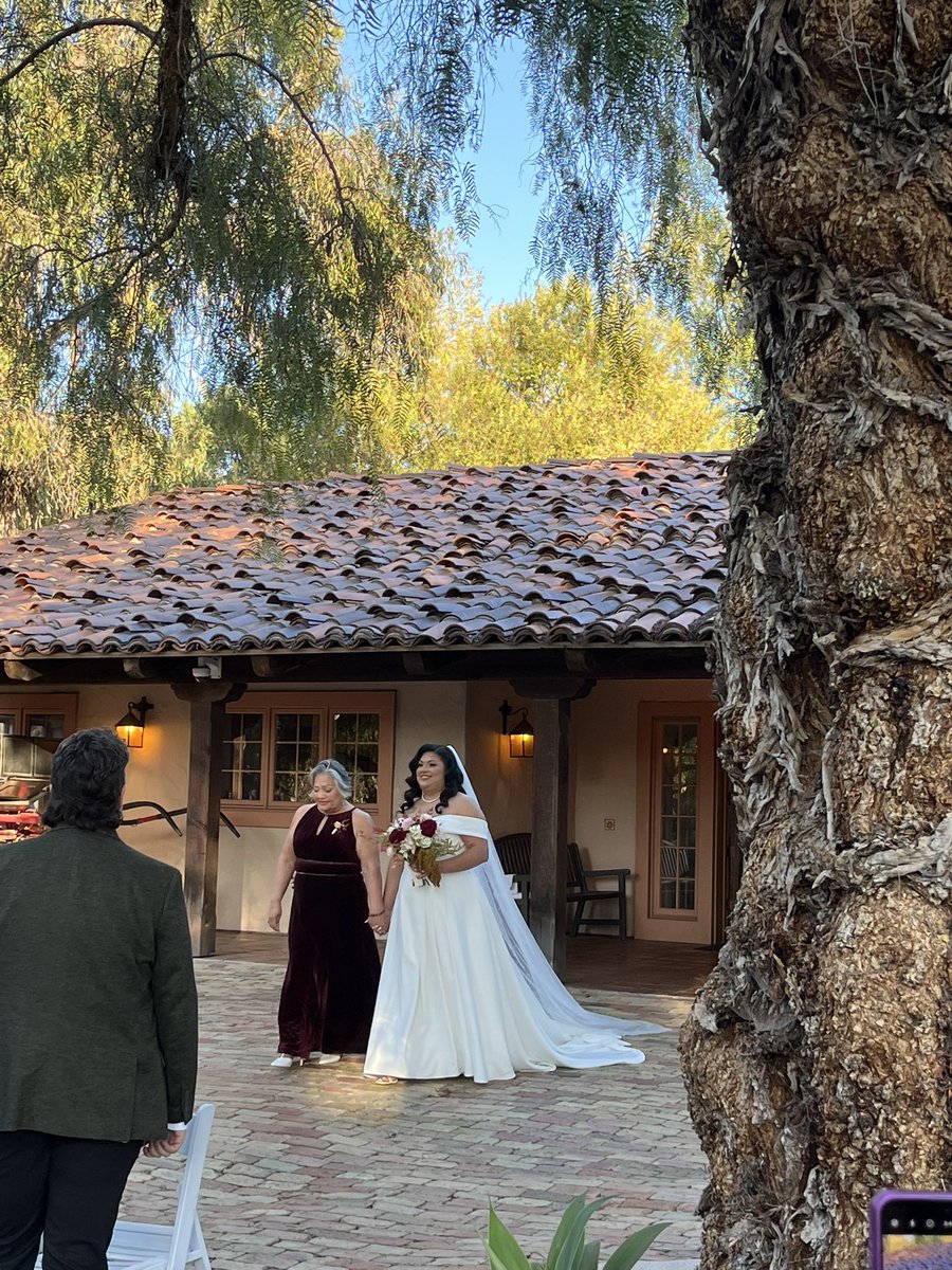itssMegss_'s tweet photo. Esparza Wedding 100/10! 💕🥹💍😍 https://t.co/6ov3aOneok