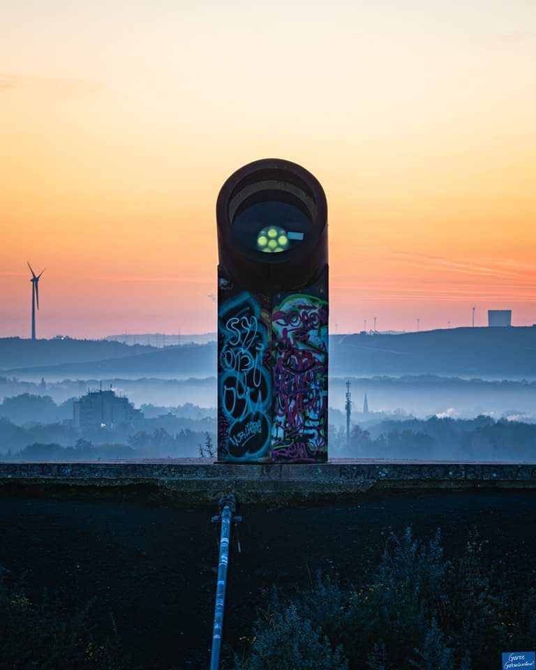GGelsenkirchen's tweet photo. GELSENKIRCHEN VON OBEN. Den schönsten Rundblick hat man ohne Frage von der #Halde Rungenberg aus. Allein schon deshalb, weil man direkt auf die Veltins-Arena schaut. 🥰💙🤍 Könnt ihr das toppen? Dann zeigt her! 😘
(Fotos: Pott0graf) https://t.co/U6q00nAFlr