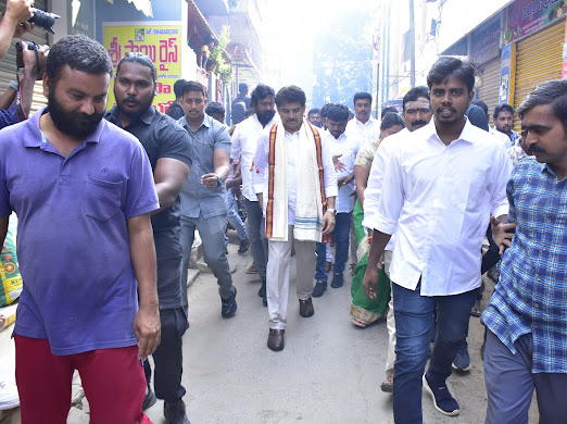 JSPSrinivasarao's tweet photo. #APMSIDC చైర్మన్ గా బాధ్యతలు స్వీకరిస్తున్న తరుణంలో మంగళగిరి లోని ఏపి మెడికల్ సర్వీసెస్ అండ్ ఇన్ఫ్రాస్ట్రక్చర్ కార్యాలయం వరకు జనసేన శ్రేణులు భారీ ర్యాలీ నిర్వహించారు.

@JanaSenaParty @PawanKalyan @ncbn @satyakumar_y @naralokesh @ArogyaAndhra https://t.co/9TxNsGCaRM