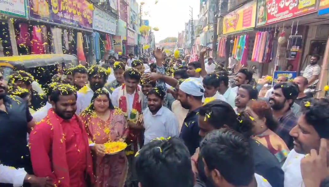 JSPSrinivasarao's tweet photo. #APMSIDC చైర్మన్ గా బాధ్యతలు స్వీకరిస్తున్న తరుణంలో మంగళగిరి లోని ఏపి మెడికల్ సర్వీసెస్ అండ్ ఇన్ఫ్రాస్ట్రక్చర్ కార్యాలయం వరకు జనసేన శ్రేణులు భారీ ర్యాలీ నిర్వహించారు.

@JanaSenaParty @PawanKalyan @ncbn @satyakumar_y @naralokesh @ArogyaAndhra https://t.co/9TxNsGCaRM