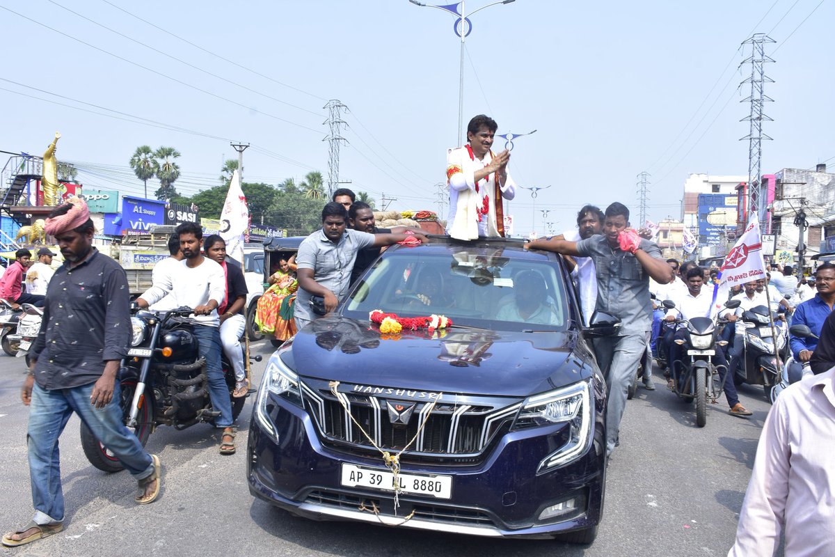 JSPSrinivasarao's tweet photo. #APMSIDC చైర్మన్ గా బాధ్యతలు స్వీకరిస్తున్న తరుణంలో మంగళగిరి లోని ఏపి మెడికల్ సర్వీసెస్ అండ్ ఇన్ఫ్రాస్ట్రక్చర్ కార్యాలయం వరకు జనసేన శ్రేణులు భారీ ర్యాలీ నిర్వహించారు.

@JanaSenaParty @PawanKalyan @ncbn @satyakumar_y @naralokesh @ArogyaAndhra https://t.co/9TxNsGCaRM