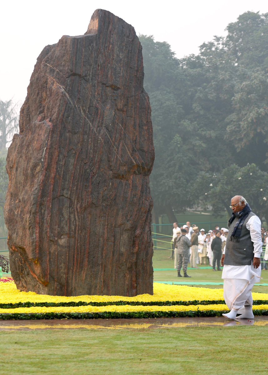 kharge's tweet photo. सशक्त एवं प्रगतिशील भारत के निर्माण में अपनी दक्षता, दृढ़ इच्छाशक्ति, कुशल नेतृत्व, अद्वितीय कार्यशैली एवं दूरदर्शिता से भारत निर्माण में अग्रणी योगदान देने वाली भारत की प्रथम महिला प्रधानमंत्री व हमारी आदर्श, इंदिरा गांधी जी को भावभीनी श्रद्धांजलि। 

📍शक्ति स्थल, दिल्ली https://t.co/nVkEjXZlmF