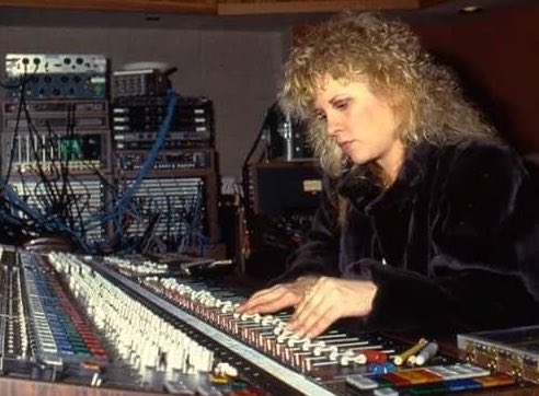 steviest0rms's tweet photo. when she knows what all those buttons and switches do 😻😻😻😻 https://t.co/76rEvPs4zQ