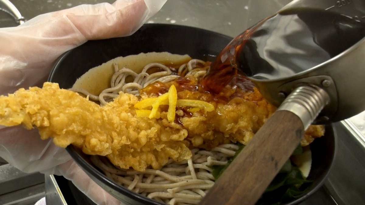 bs4_tachisoba's tweet photo. 神奈川・東神奈川で
塚地さんが食べたメニュー🍜

【 #日栄軒 】
穴子天そば　６５０円
※価格は取材時のものです

見逃した方は #TVer で💻

#ふらそば #立ち食いそば #塚地武雅
#横浜線 #京浜東北線 #東神奈川 #穴子天 https://t.co/OpQDEzUjOu