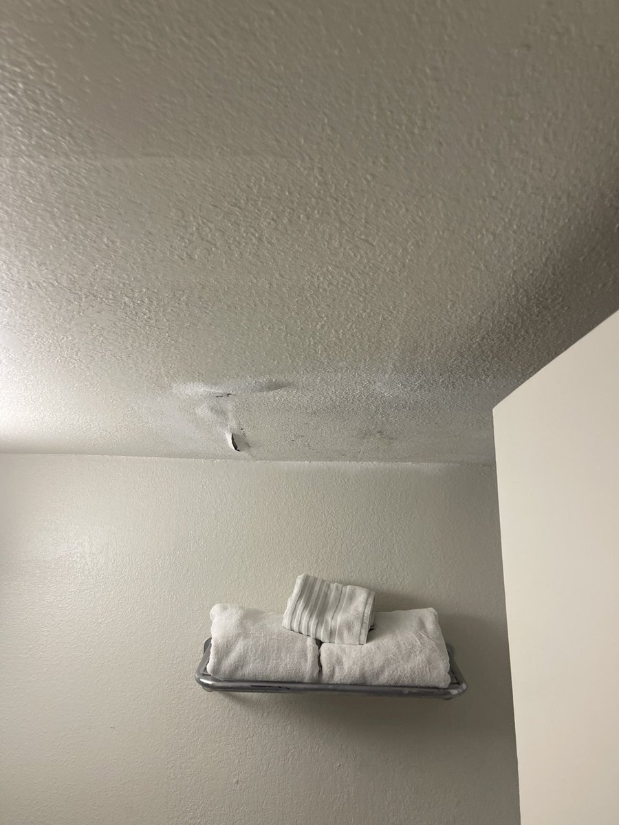 MuTiS35's tweet photo. At the hotel they told me that @priceline will issue the refund, a few days later and now @priceline claims that @ChoiceHotels should issue it, with this final comment  “we still hope that you keep us as your choice for your travel needs” I guess nobody audits https://t.co/owOW9bfXhq