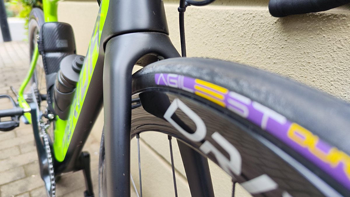 bicycle_info55's tweet photo. 絶対試したほうがいいと思う🤩
チューブレスレディの低圧運用快適過ぎ!
#TLR #チューブレスレディ #DRIVE40D https://t.co/o3hsc9WMHn