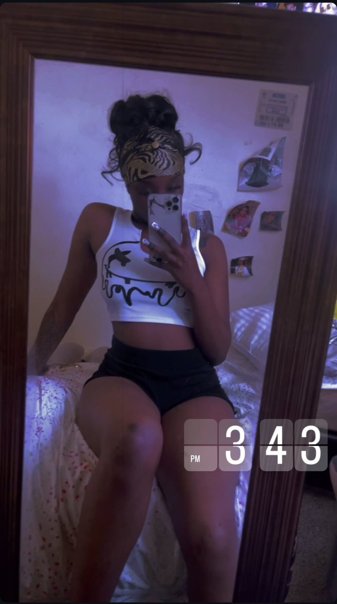 Ughhhh I need my phone fixxx 🥺😫 look at the back of my phone yall