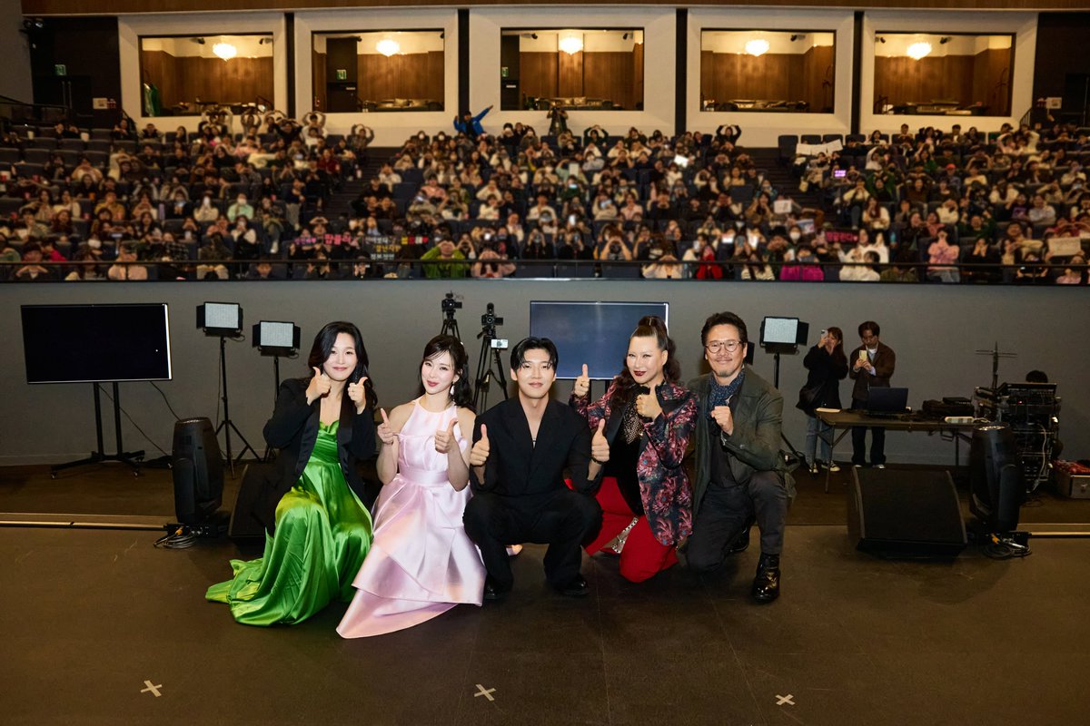 UniversalPicsKR's tweet photo. #ScreenX 에서 펼쳐졌던 #위키드💚💖
열정 넘쳤던 시사회 현장 대방출 ✨

한국의 <위키드> 더빙 캐스트의 커튼콜 이벤트까지 갓벽🎶

<위키드> 는 바로 내일, 전세계 최초 개봉으로
극장에서 만나요 ✨https://t.co/EbkXb1UGHC 

#박혜나 #정선아 #고은성 #정영주 #남경주 https://t.co/YXeBHPVDCi