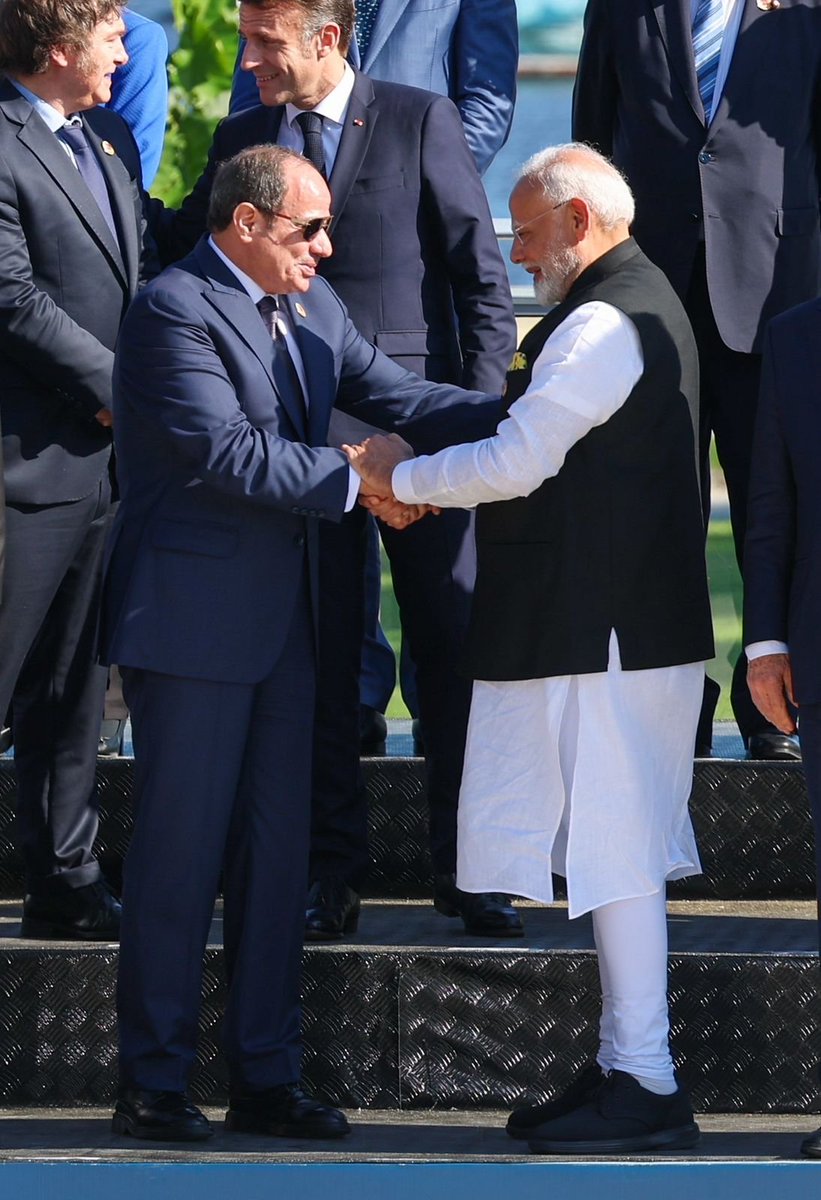 jetchoudhary96's tweet photo. Narendra Modi met great interaction with president abdal fattah el didi of Egypt 
During the first day of the Rio de Janeiro g-20 summit 
@elonmusk @narendramodi #KizilGoncalar #TysonPaul #Pushpa2TheRuleTrailer #StrayKids #BBKingVivian #Nayanthara #ParoNacional #FreenBecky https://t.co/WgRi4QWY9g