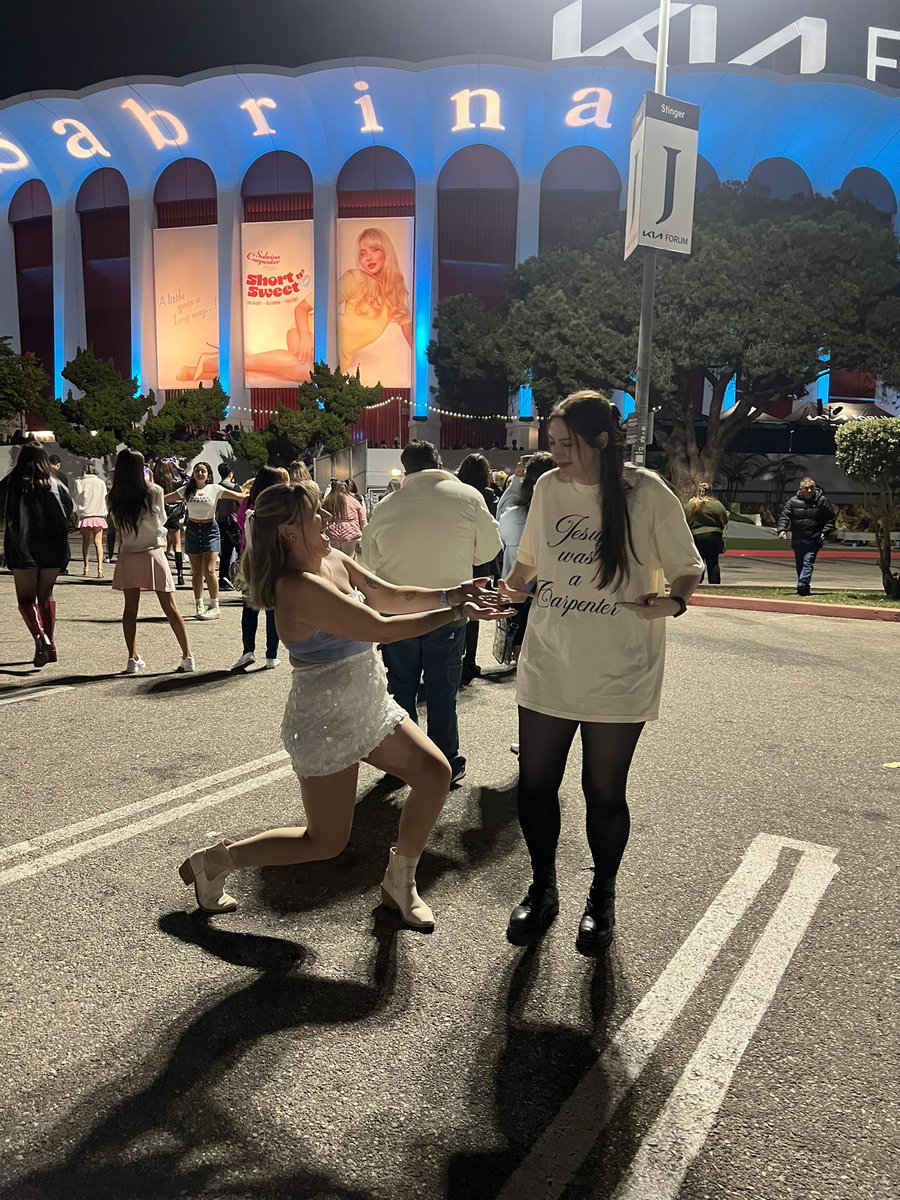 tessa__lynn's tweet photo. @TeamSabrina please please please: move us up, we are section 210 row 25 seats 5 + 6.
@taylorrrcee shares a last name with her LOL https://t.co/scVX2YFTcu
