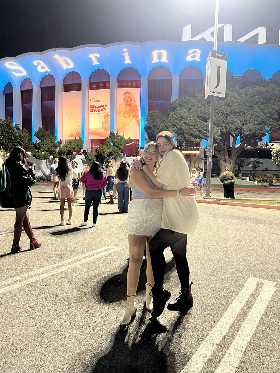 tessa__lynn's tweet photo. @TeamSabrina please please please: move us up, we are section 210 row 25 seats 5 + 6.
@taylorrrcee shares a last name with her LOL https://t.co/scVX2YFTcu