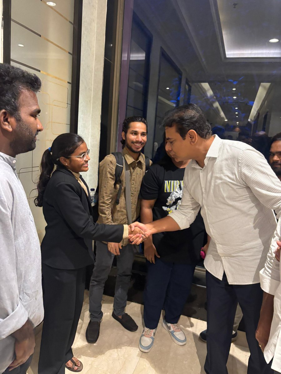 SSU_Delhi's tweet photo. Delhi University and JNU Swaeroes with  A true leader who chose to make a difference in the lives of the marginalized and A visionary leader shaping the future of Telangana @KTRBRS @RSPraveenSwaero @puneetrepalle 
#KTR #RSP #Swaeroes #TelanganaProgress #EducationForAll https://t.co/5kwqbYbvc1