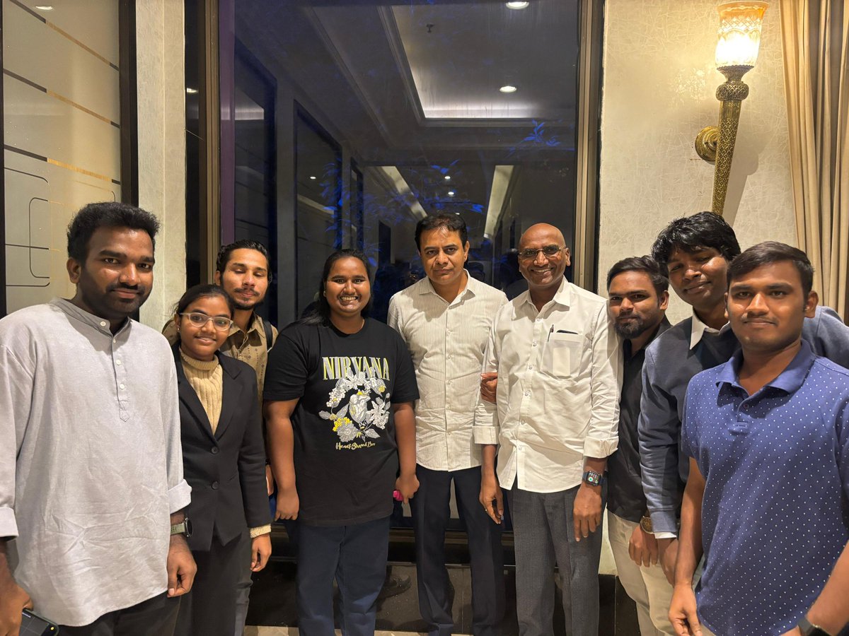 SSU_Delhi's tweet photo. Delhi University and JNU Swaeroes with  A true leader who chose to make a difference in the lives of the marginalized and A visionary leader shaping the future of Telangana @KTRBRS @RSPraveenSwaero @puneetrepalle 
#KTR #RSP #Swaeroes #TelanganaProgress #EducationForAll https://t.co/5kwqbYbvc1