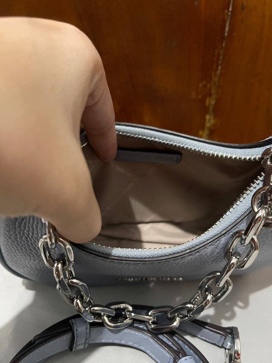 bitnaory's tweet photo. tas branded 100% authentic pemakaian pribadi, michael kors cora mini zip pouchette pastel blue

📏19x14x5.5 cm, all chain mulus, kondisi like new, NO dustbag

💰1,5jt
📍tgr

nego tipis sampe deal👌🏻 cusss

#wts #wtb #zonajajan #zonauang #zonaBU https://t.co/V8oPktrw64