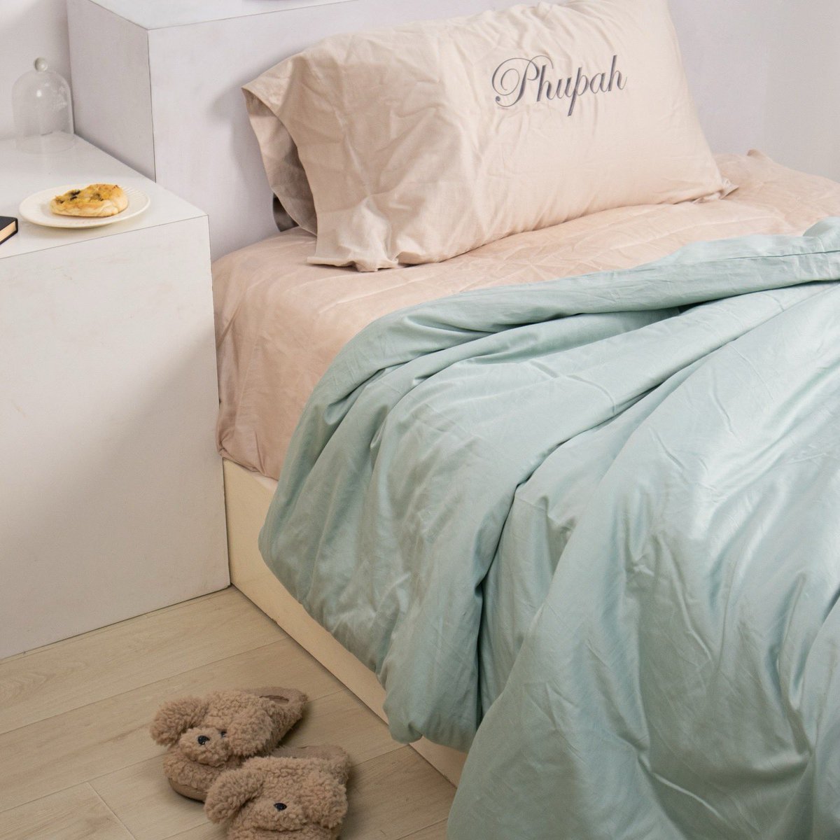 beneathbedding's tweet photo. ผ้าปูสุดนุ่มและน่ารัก ที่เข้าได้กับเตียง 3.5 ฟุตเหมาะกับคนโสดแบบเราๆ
Beneath. ยิ่งนอน ยิ่งนุ่ม
ผ้าของเราเป็นผ้า Long-Staple COTTON 100% ทอแบบ Sateen 460 TC ใช้ Single Ply Yarns คุณสมบัติเด่นคือ ระบายอากาศดี ผ้าแข็��แรง ยิ่งซักยิ่งใช้ยิ่งนุ่มขึ้นเรื่อยๆ และที่สำคัญไม่เป็นขุย https://t.co/txHkBRZ44k