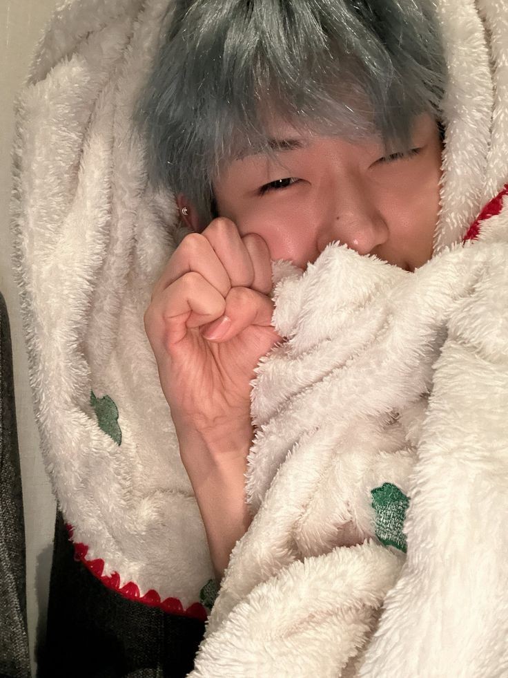 myaw :3
#YounizSelcaDay