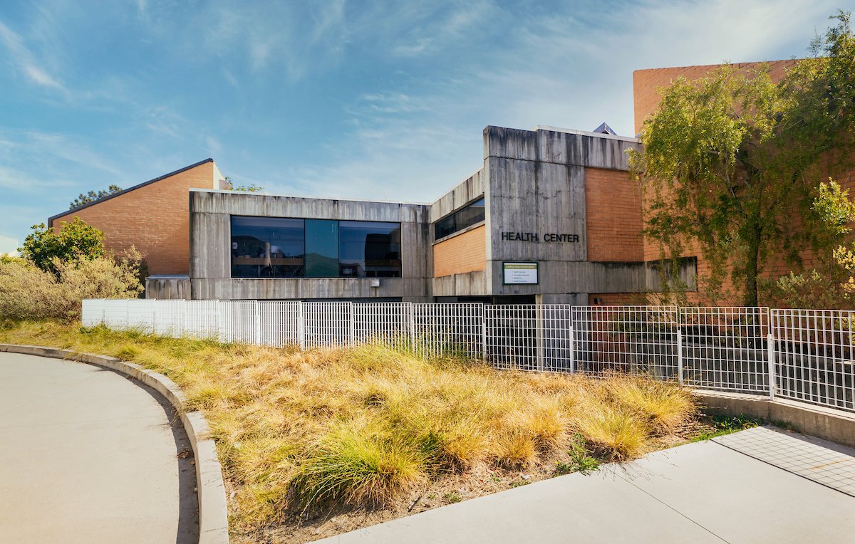 calpolychief's tweet image. Campus Health &amp;amp; Wellbeing will be providing training and distributing overdose prevention kits and refills on Tuesday, Nov. 19, at 3:30 p.m. at the Health Center Lawn (in front of Building 27).

Come learn about the signs of overdose and how to prevent it: ow.ly/6JNT50U7xRG