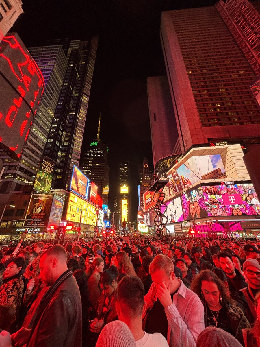 🚨 Charli XCX breaks WORLD RECORD for LARGEST free concert audience in history!