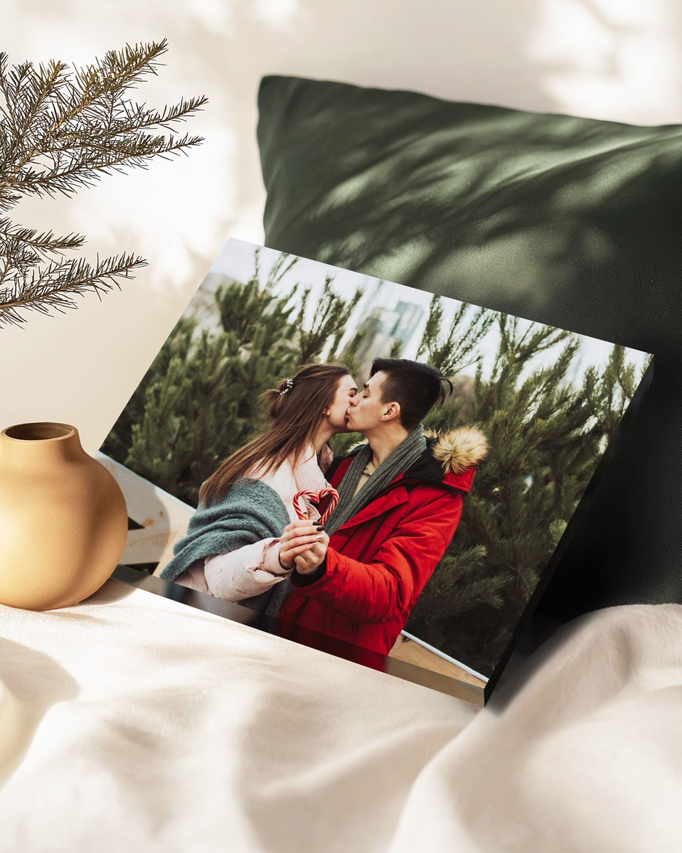 This Christmas, skip the ordinary gifts and go for something meaningful! A custom canvas print is a thoughtful way to share your favorite moments with the ones you love. 🎁✨