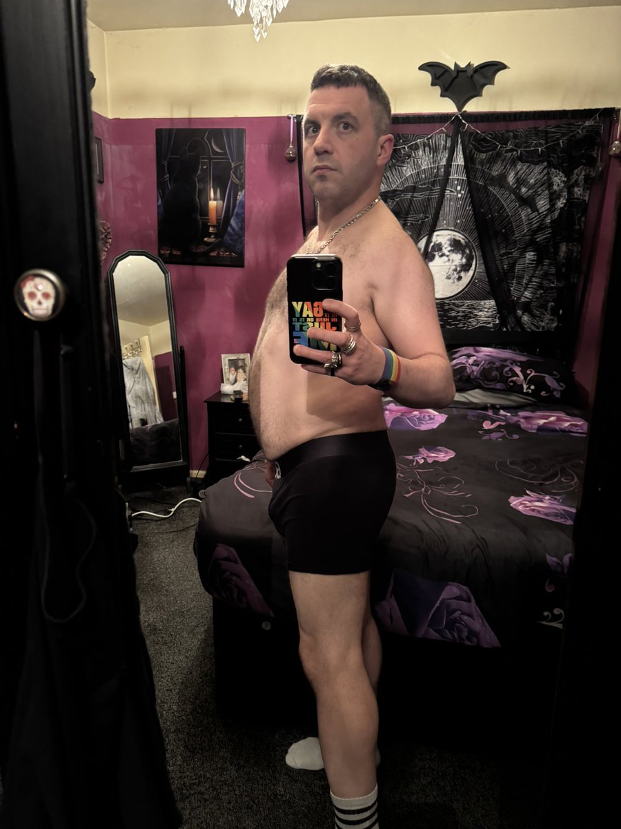 Hairy legs right here 💁🏻‍♂️