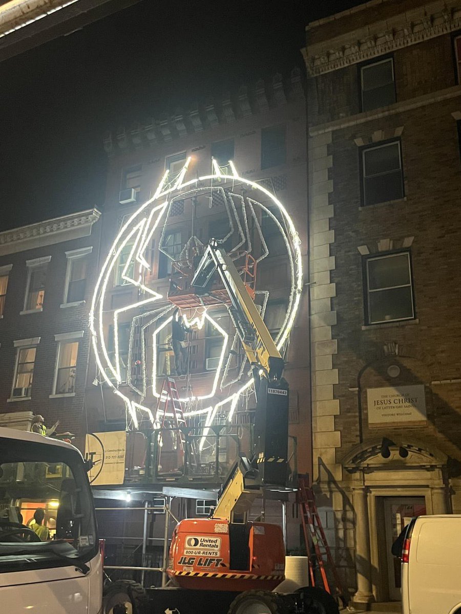 This is being put up in Chelsea, NY right now.

What are they cooking? 🤔