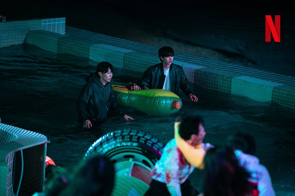 NetflixKR's tweet photo. [실시간] 전국 좀비주의보 발령…“심약자 유의”

확장된 세계관과 더 커진 재미로 시작되는 본격적인 모험 <좀비버스: 뉴 블러드>, 오늘 공개됩니다. 오직 넷플릭스에서.

🎬 https://t.co/i4R6jOKm9F https://t.co/TqOxYVXTbX