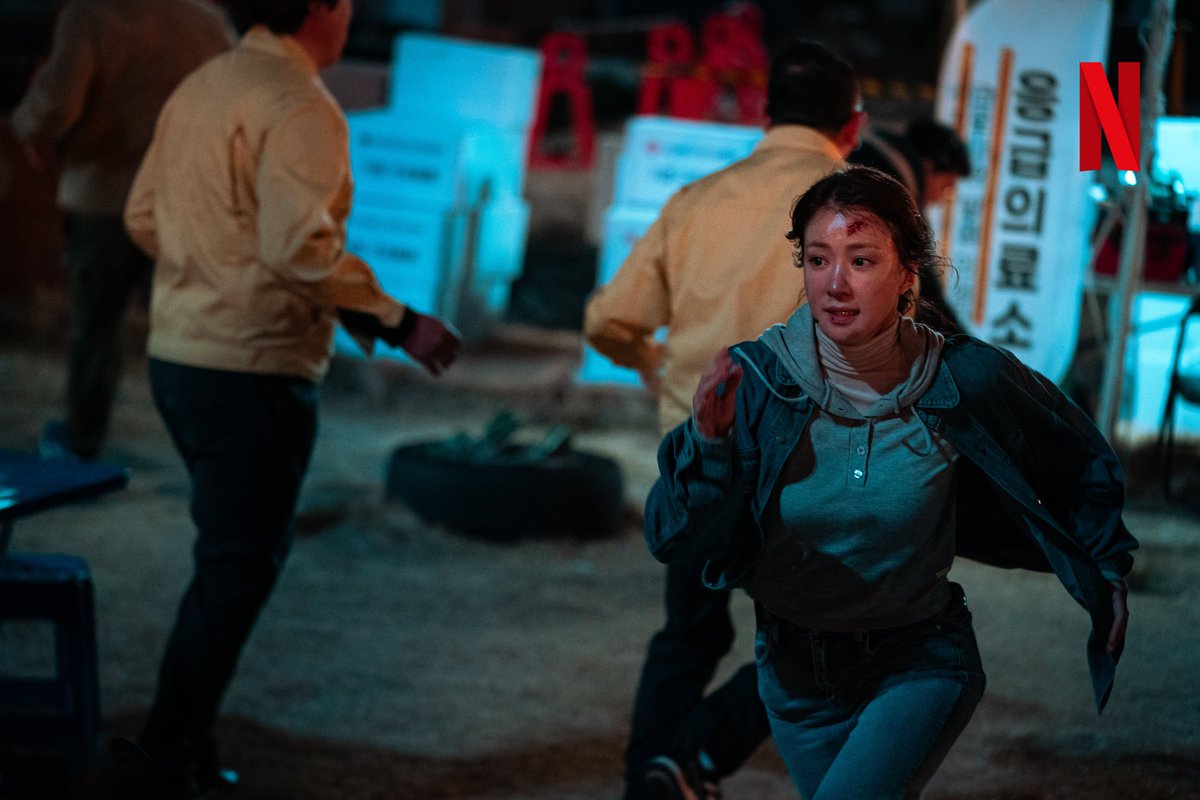 NetflixKR's tweet photo. [실시간] 전국 좀비주의보 발령…“심약자 유의”

확장된 세계관과 더 커진 재미로 시작되는 본격적인 모험 <좀비버스: 뉴 블러드>, 오늘 공개됩니다. 오직 넷플릭스에서.

🎬 https://t.co/i4R6jOKm9F https://t.co/TqOxYVXTbX