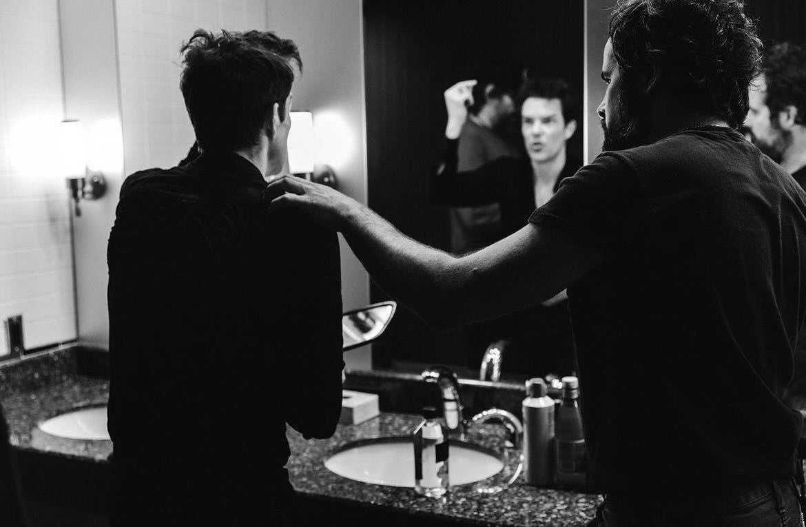 ThekillersVzla's tweet image. Si tu mejor amigo no te ayuda a arreglarte, no es tu amigo 

📷: @the.killers.victims ITG

#Bronnie 
@BrandonFlowers
#RonnieVannucciJr