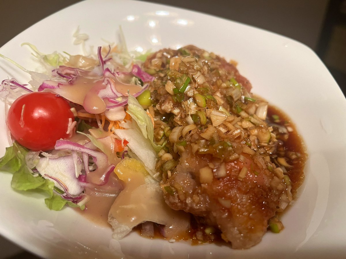 akagi_leo's tweet photo. 油淋鶏!昨日作りました😋
皮がちょーバリバリすることが
できたんで超天才!🍗
ニンニクと生姜の効いたソースが
これまたうまい!そんな一品
サラダにかかってるのオススメされた
エマルションドレッシングです!
#leoskitchen https://t.co/B3eKd0vJLU