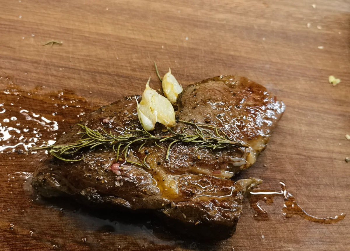MagaMayaSato's tweet photo. Grilling steak is simple, but whether it tastes good depends on the wine pairing.
#dinner #homemake https://t.co/dOKlujDELJ