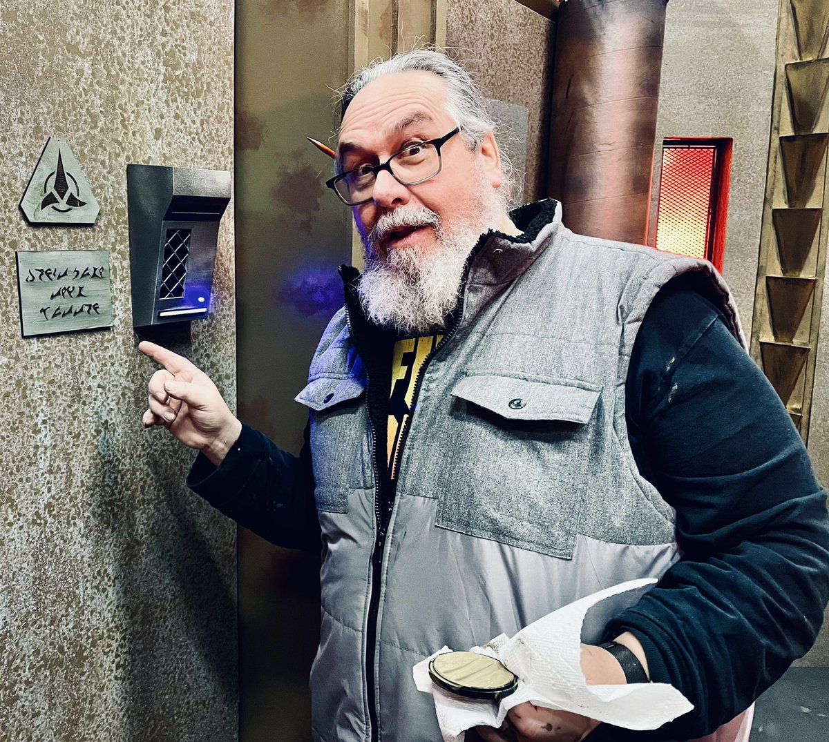 KaoticaStudios's tweet photo. Behind the scenes of #FarragutForward! 

The Klingon letters beside this button say: “Don’t push this button.”  

Featuring Chief Set Engineer Dave Moretti!

#kaoticastudios #farragutfilms #startrek #fanfilm https://t.co/zQEAA1DfDP