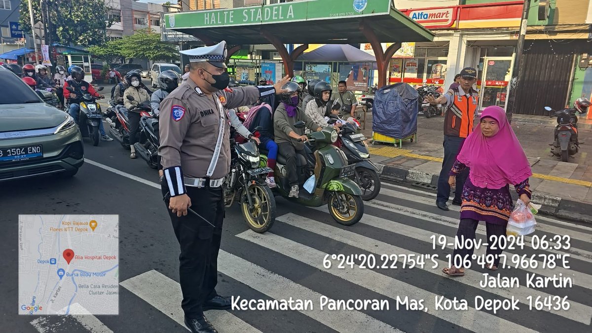06.35 Wib Petugas Satlantas Polres Metro Depok bantu penyebrangan masyarakat di Jl.Raya Kartini (seputaran Jl.Stasiun/Stadela). <a href="/NTMCLantasPolri/">KorlantasPolri.Ntmc</a> <a href="/TMCPoldaMetro/">TMC Polda Metro Jaya</a>