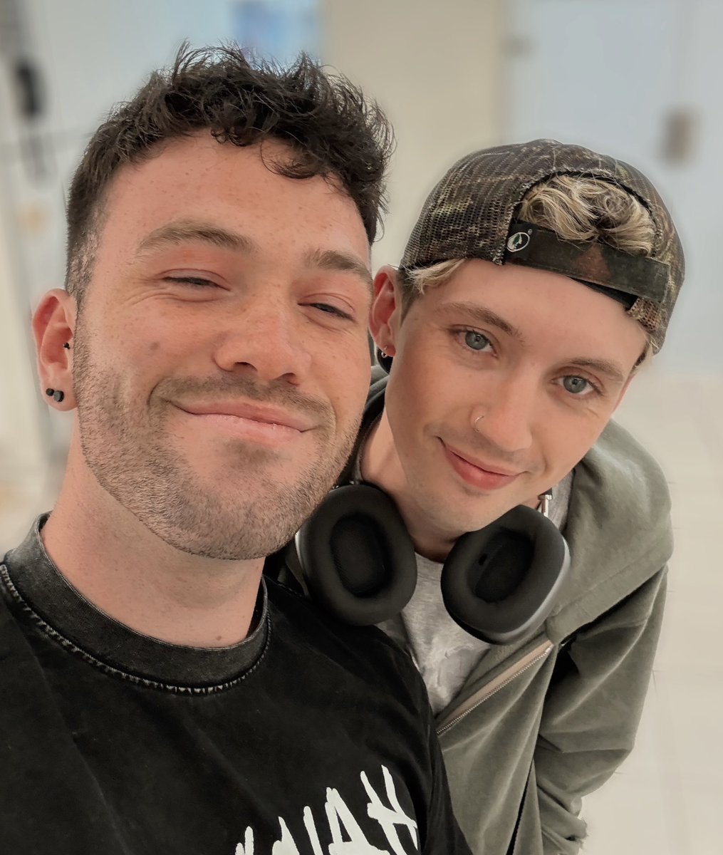 taylorsrep13's tweet photo. reunited after 5 years :’) ily @troyesivan
see u tonight <3
#troyesivan #somethingtogiveeachother #somethingtogiveeachothertour #stge https://t.co/mKbAjiT7Gy